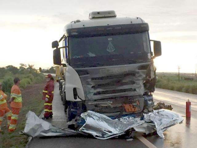 Carreta transportando combust&iacute;vel bate em carro e uma pessoa morre