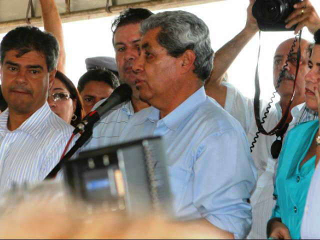  Em Tr&ecirc;s Lagoas, Andr&eacute; Puccinelli anuncia continua&ccedil;&atilde;o da pavimenta&ccedil;&atilde;o na MS-112