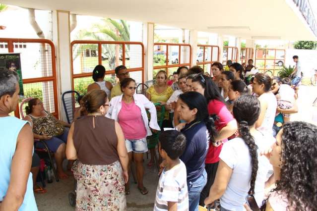 Pais dormem na fila e até acampam em escola com medo de perder vaga