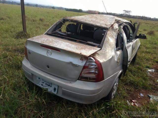 Veículo é abandonado com avarias em rotatória depois de sofrer acidente