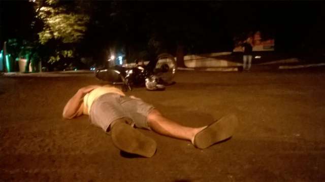 Acidente envolvendo moto e ve&iacute;culo deixa homem ferido na rua da Paz