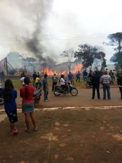 Incêndio destrói conveniência e mata cinco pessoas queimadas na fronteira