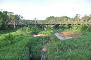 A ponte ainda está lá, mas lago se transformou em &quot;fio d&#039;água&quot;. (Foto: Marcelo Calazans)
