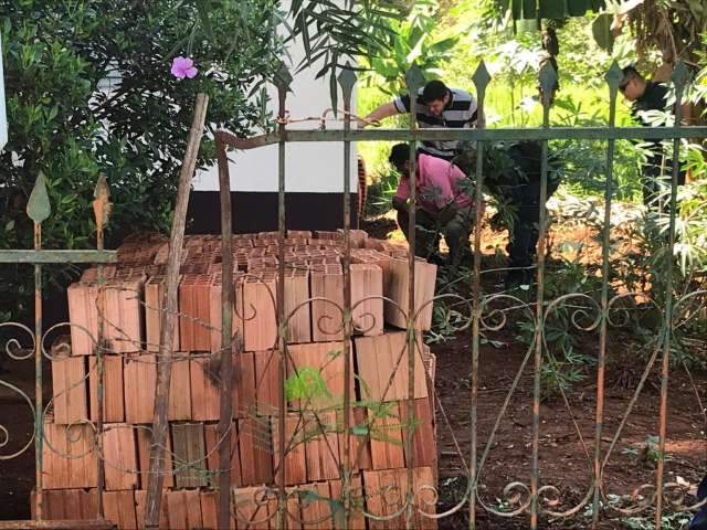 Carpinteiro de 43 anos &eacute; morto com 2 tiros no peito na casa do irm&atilde;o