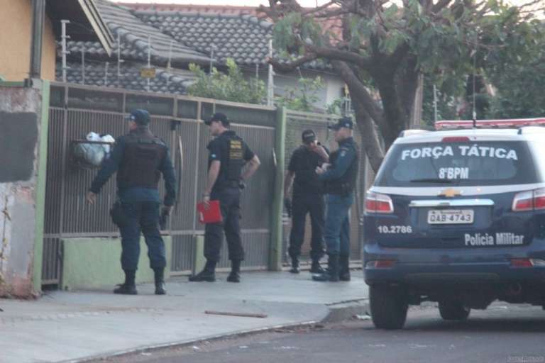 Equipes do Gaeco, da Polícia Militar e da Polícia Civil nos endereços alvo (Foto: Jornal da Nova)