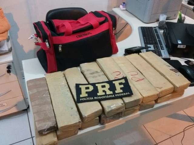 Durante abordagem, PRF apreende 42 kg de coca&iacute;na e 16 tabletes de maconha