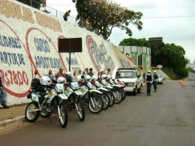  Blitz na Costa e Silva multa 38 condutores e apreende 14 motocicletas
