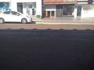 Na imagem, o asfalto em desnível após obra de drenagem. (Foto: Mayara Bueno).