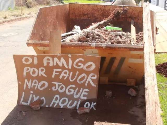 Lixo na ca&ccedil;amba de entulho n&atilde;o &eacute; s&oacute; falta de educa&ccedil;&atilde;o: d&aacute; multa