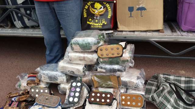 Peruano &eacute; preso com 6 quilos de coca&iacute;na em fundos de bolsas femininas