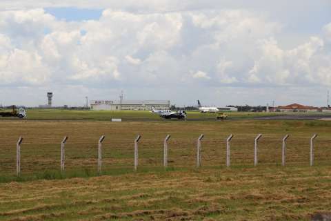 Aeroporto é reaberto após avião que fez pouso forçado ser retirado da pista