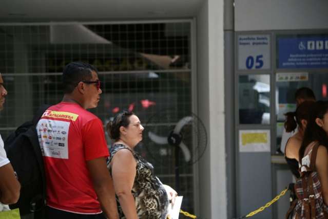 Trabalhadores evitam lot&eacute;ricas e preferem sacar FGTS nos bancos