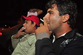 Juliano e Luan (esqueda para direita), na nova geração de fumantes.