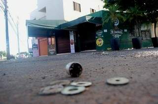 Cápsulas das bombas de gás no local da confusão ocorrida em março do ano passado (Foto: Simão Nogueira)