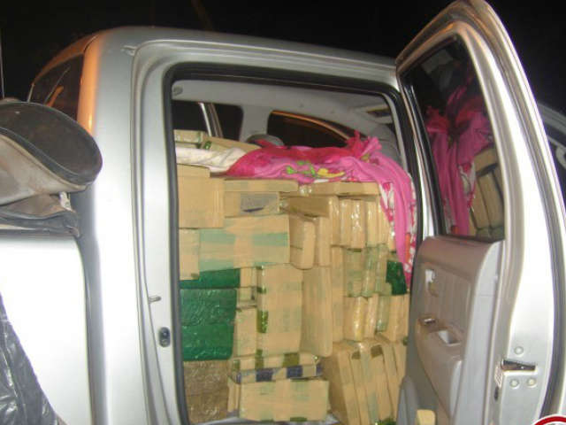  Pol&iacute;cia apreende camionete abandonada com mais de 1,5 t de maconha