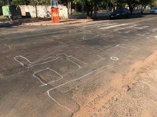 Marcações no asfalto já remendado da avenida José Nogueira Vieira no bairro Tiradentes 