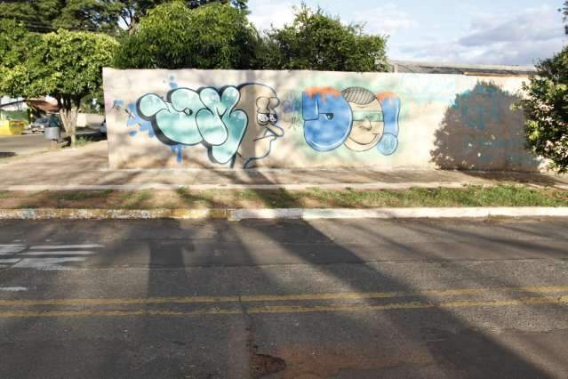 Grupo pede para transformar bairro e fam&iacute;lias aceitam morar em casas grafitadas