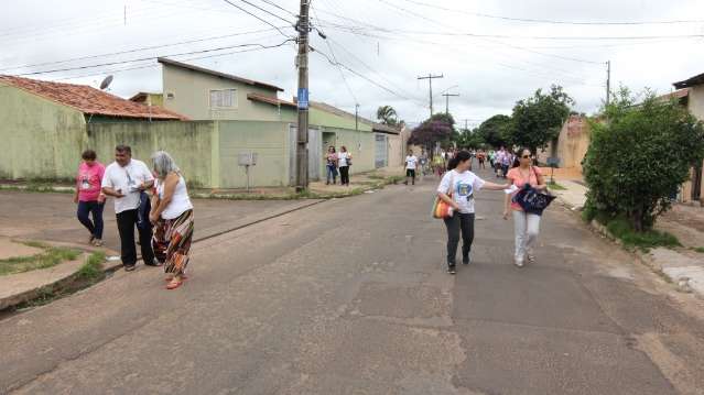 Volunt&aacute;rios doam quase meia tonelada de alimentos e roupas nesta tarde