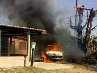 Carro teve perda total após o incêndio. (Foto: Reprodução/Vídeo)