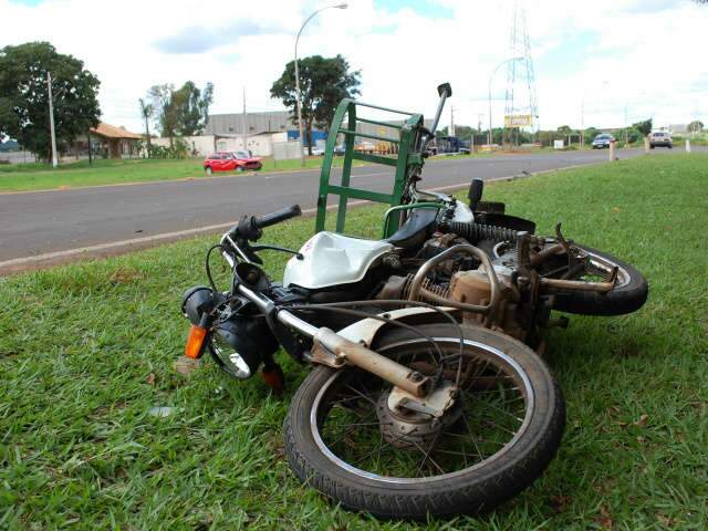  Acidente entre carro e moto deixa um ferido na sa&iacute;da para Tr&ecirc;s Lagoas
