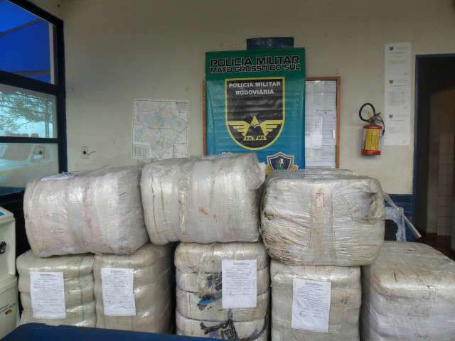 Pol&iacute;cia apreende 800 quilos de meias sem documenta&ccedil;&atilde;o fiscal