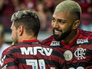 Gabigol (de frente) abraçado com um colega do time após marcar o seu gol na partida. (Foto: Comunicação - Flamengo) 