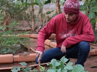 Gabriel foi quem arregaçou as mangas pela hortinha em sua casa, baseada nos conceitos de permacultura e bioconstrução. (Foto: Fernando Antunes)