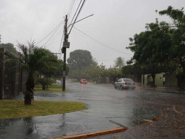 Ap&oacute;s calor&atilde;o, semana come&ccedil;a com muita chuva na regi&atilde;o de Dourados