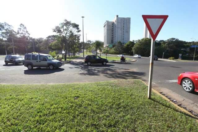 Problema em licenciamento atrasa obra na rotat&oacute;ria da Via Parque