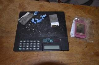 Drogas divididas em porções e uma calculadora onde eram colocadas foram encontradas nas dependências do hotel.