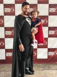 Pai e filha, Super Man e Super Girl.