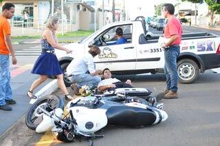 Motociclista foi socorrido por populares e um médico que passava pelo local (Foto: Luciano Muta)