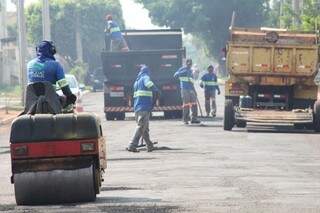 Equipe da Águas retoma serviço para acabar com buraqueira de algumas ruas (Foto: Marcos Ermínio)