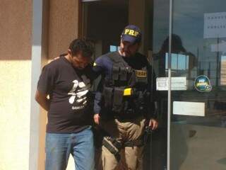 Polícia encontra maconha em fundo falso de caminhão de ração Polícia encontra maconha em fundo falso de caminhão de ração