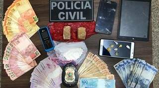 Dinheiro, celulares e drogas apreendidas na casa de suspeita (Foto: Divulgação/ Polícia Civil)