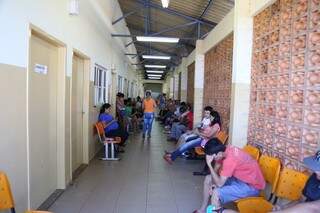 A longa fila deixa os pacientes desconsolados na espera ( Foto - Fernando Antunes)