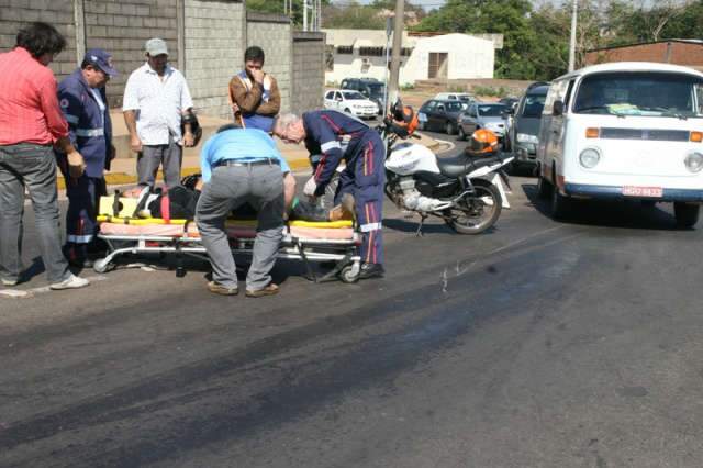  Caminh&atilde;o derrama &oacute;leo e moto derrapa perto do H&eacute;rcules Maymon