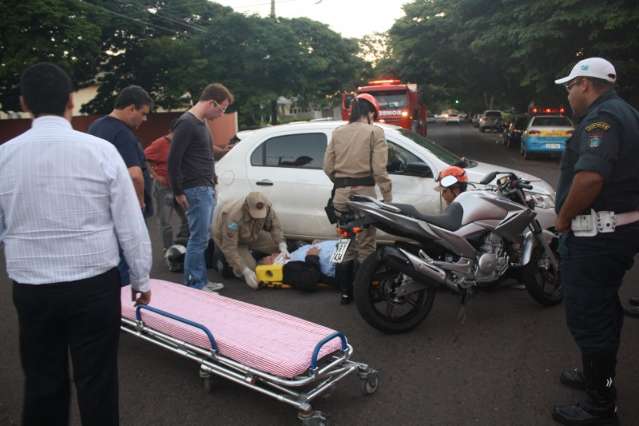 Motociclista fica ferido ao ser atingido por carro na rua da Paz 