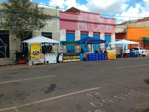 Vizinhos da folia, moradores usam criatividade para conseguir renda extra