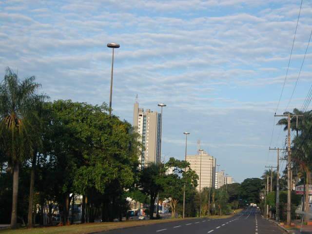  Meteorologia prev&ecirc; sol entre poucas nuvens e umidade do ar abaixo de 30% em MS