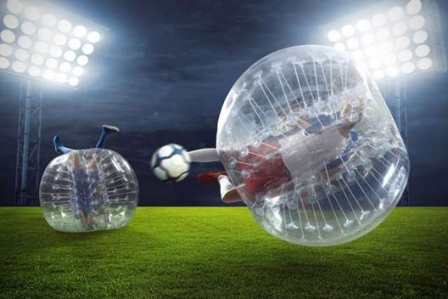 Jogo de futebol dentro de uma bolha de pl&aacute;stico diverte quem tem muito pique
