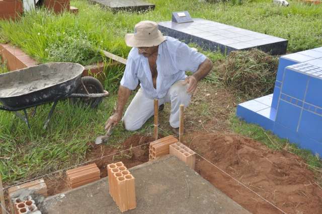 Cemit&eacute;rios s&atilde;o tomados pelo mato e trabalho de limpeza &eacute; lento