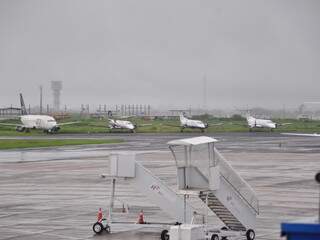 Aeronaves paradas no Aeroporto de Campo Grande, que chegou a ficar fechado por 5h para pousos nesta manhã. (João Garrigó)