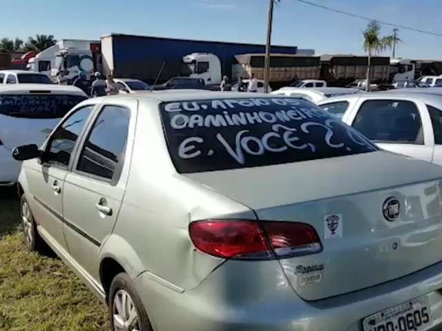 Protesto de caminhoneiros tem ades&atilde;o de motoristas de aplicativos pelo 2&ordm; dia