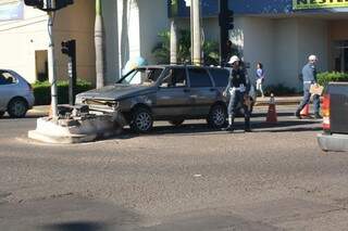 Carro bate em canteiro e quatro ficam feridos na avenida Zahran 