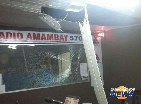 Granadas n&atilde;o detonadas s&atilde;o encontradas em telhado de r&aacute;dio 