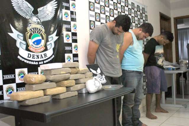 Trio &eacute; preso com carga de coca&iacute;na avaliada em R$ 200 mil na BR-262
