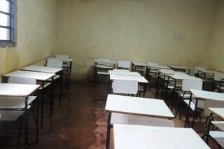 Sala de aula de escola indígena alagada em dia de chuva (Foto: Divulgação/MPF)
