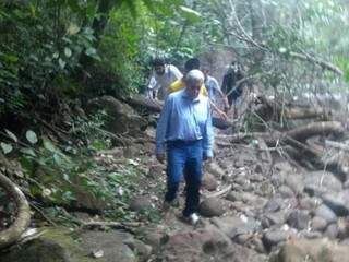 No dia 9 de julho, Puccinelli faz trilha para visitar usina velha e cachoeiras. (Foto:Divulgação/ONG Flores e Passarinhos)