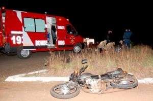 Motorista foge depois de colidir em motociclista na MS-376
